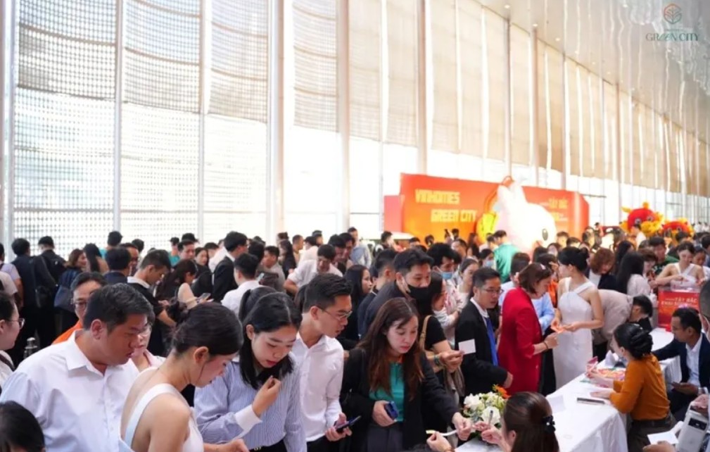 Lãi suất giảm và vốn đầu tư công tạo lực đỡ cho thị trường